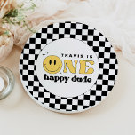 TRAVIS One Happy Typ Smile Face Birthday Pappteller<br><div class="desc">Diese eine glückliche Typ-Papiertafel zum ersten Geburtstag bietet einen lustigen Retro-Schriftart und einen gelben Smiley mit einem karierten Hintergrund. Dieser Teller ist perfekt für deinen kleinen Mann,  um seinen ersten großen Geburtstag zu feiern! Pair mit allem in der TRAVIS Collection für ein einheitliches Aussehen.</div>