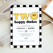 TRAVIS Zwei glückliche Typ lächeln zum ersten Gebu Einladung