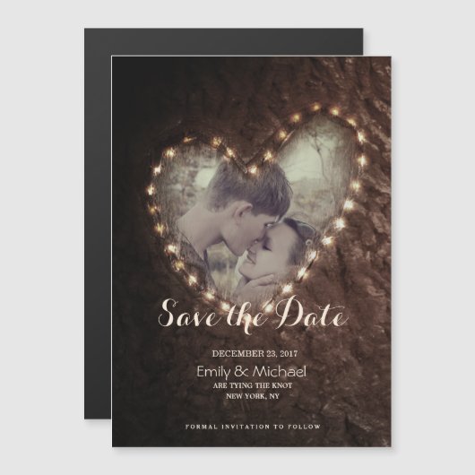 Tree Carved Heart Rustic Save the Date Fotokarte Magneteinladung (Vorne/Hinten)