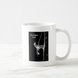 Tree Chirurg Arborist am Werk zur Zeit Chainsaw Kaffeetasse