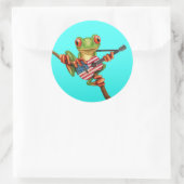 Tree Frog Playing American Flag Guitar Blue Runder Aufkleber (Tasche)
