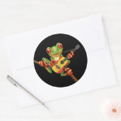 Tree Frog Playing Spanische Flag Gitarre Schwarz Runder Aufkleber (Umschlag)