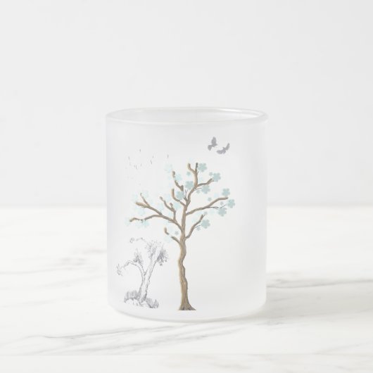 Tree mit Blume auf blauem Hintergrund Mattglastasse (Mittel)