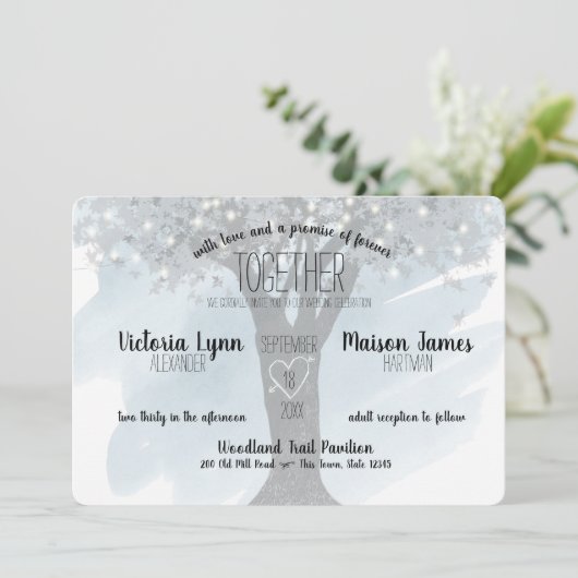 Tree mit geschnitztem Herz und String Lights Blau Einladung (Stehend Vorderseite)