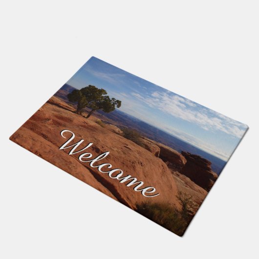 Tree Out of Red Rocks im Canyonlands National Park Fußmatte (Schrägansicht)