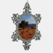 Tree Out of Red Rocks im Canyonlands National Park Schneeflocken Zinn-Ornament (Links)