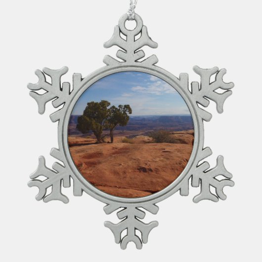 Tree Out of Red Rocks im Canyonlands National Park Schneeflocken Zinn-Ornament (Vorderseite)