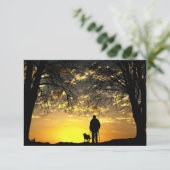 Tree Silhouette von Mann und Hund bei Sonnenunterg Dankeskarte (Stehend Vorderseite)