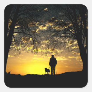 Tree Silhouette von Mann und Hund bei Sonnenunterg Quadratischer Aufkleber