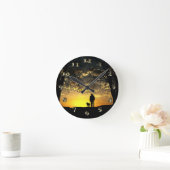 Tree Silhouette von Mann und Hund bei Sonnenunterg Runde Wanduhr (Zuhause)