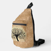 Tree steht vor einer Landschaftsuhr Crossbody Bag (Rechte Ecke)