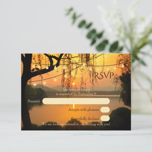 Tree String Lights Sunset Wedding RSVP Card (Stehend Vorderseite)