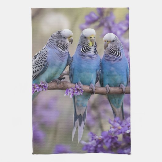 Tree Top Chatter: Blue Budgies in Jacaranda Tree, Geschirrtuch (Vertikal)