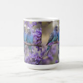 Tree Top Chatter: Blue Budgies in Jacaranda Tree, Kaffeetasse (Mittel)
