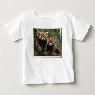 "Tree-top-Explorers: Baby Red Pandas mit Blick auf T-shirt