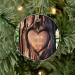 Tree Trunk Hand Carved Names Romantic Keepake Keramik Ornament<br><div class="desc">Romantische Couple Keepake Circle Keramik Ornament mit einem Herz geschnitzt Herz und Personalisiert Lover's Namen auf einem Baumstamm. Ideal für Hochzeitsjubiläen,  Valentinstag oder einen schönen Sake.</div>