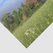 Tree umarmte Slanted Roof Barn in einem Blume Feld Seidenpapier (Ausschnitt)