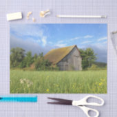 Tree umarmte Slanted Roof Barn in einem Blume Feld Seidenpapier (Handwerk)