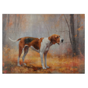 Treeing Walker Coonhound im Herbstlaub fällt Schneidebrett