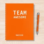 Treffen der Personalisierten Notes des Funny Team Notizblock<br><div class="desc">Funny Team Personalisiert Notes Office Meeting Notebook enthält den Text "Team Phantastisch" mit Ihrem personalisierten Namen unten auf einem neonorangen Hintergrund. Personalisieren Sie diese,  indem Sie den Text in dem dafür vorgesehenen Textfeld bearbeiten. Entwickelt für Sie von ©Evco Studio www.zazzle.com/store/evcostudio</div>