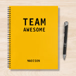 Treffen der Personalisierten Notes des Funny Team Notizblock<br><div class="desc">Funny Team Personalisiert Notes Office Meeting Notebook enthält den Text "Team Phantastisch" mit Ihrem personalisierten Namen unten auf einem gelben Hintergrund. Personalisieren Sie diese,  indem Sie den Text in dem dafür vorgesehenen Textfeld bearbeiten. Entwickelt für Sie von ©Evco Studio www.zazzle.com/store/evcostudio</div>