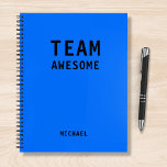 Treffen der Personalisierten Notes des Funny Team Notizblock<br><div class="desc">Funny Team Personalisiert Notes Office Meeting Notebook enthält den Text "Team Phantastisch" mit Ihrem personalisierten Namen unten auf einem neonblauen Hintergrund. Personalisieren Sie diese,  indem Sie den Text in dem dafür vorgesehenen Textfeld bearbeiten. Entwickelt für Sie von ©Evco Studio www.zazzle.com/store/evcostudio</div>