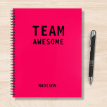 Treffen der Personalisierten Notes des Funny Team Notizblock<br><div class="desc">Funny Team Personalisiert Notes Office Meeting Notebook enthält den Text "Team Phantastisch" mit Ihrem personalisierten Namen unten auf einem rosa Hintergrund. Personalisieren Sie diese,  indem Sie den Text in dem dafür vorgesehenen Textfeld bearbeiten. Entwickelt für Sie von ©Evco Studio www.zazzle.com/store/evcostudio</div>