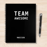 Treffen der Personalisierten Notes des Funny Team Notizblock<br><div class="desc">Funny Team Personalisiert Notes Office Meeting Notebook enthält den Text "Team Phantastisch" mit Ihrem personalisierten Namen unten auf einem geschlechtsneutralen schwarzen Hintergrund. Personalisieren Sie diese,  indem Sie den Text in dem dafür vorgesehenen Textfeld bearbeiten. Entwickelt für Sie von ©Evco Studio www.zazzle.com/store/evcostudio</div>