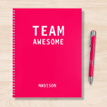 Treffen der Personalisierten Notes des Funny Team Notizblock<br><div class="desc">Funny Team Personalisiert Notes Office Meeting Notebook enthält den Text "Team Phantastisch" mit Ihrem personalisierten Namen unten auf einem neonrosa Hintergrund. Personalisieren Sie diese,  indem Sie den Text in dem dafür vorgesehenen Textfeld bearbeiten. Entwickelt für Sie von ©Evco Studio www.zazzle.com/store/evcostudio</div>
