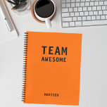 Treffen der Personalisierten Notes des Funny Team Notizblock<br><div class="desc">Funny Team Personalisiert Notes Office Meeting Notebook enthält den Text "Team Phantastisch" mit Ihrem personalisierten Namen unten auf einem orangen Hintergrund. Personalisieren Sie diese,  indem Sie den Text in dem dafür vorgesehenen Textfeld bearbeiten. Entwickelt für Sie von ©Evco Studio www.zazzle.com/store/evcostudio</div>