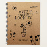 Treffen Inspiriert Doodles Office Funny Personalis Planer<br><div class="desc">Meeting Inspiriert Doodles Office Funny Personalisierte PLanners enthält den Text "Meeting inspiriert Doodles" mit einer Vielzahl von gürtelhaften Liebe Herzdoodles auf einem Kraftpapier Hintergrund mit Ihrem personalisierten Namen unten. Ideal für Büromitarbeiter und Mitarbeiter zu Weihnachten,  Feiertagen,  Geburtstag und Gebäude. Entwickelt für Sie von ©Evco Studio www.zazzle.com/store/evcostudio</div>