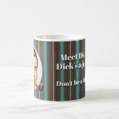Treffen Sie Dick. Dick ist ein Trottel. Kaffeetasse (Mittel)