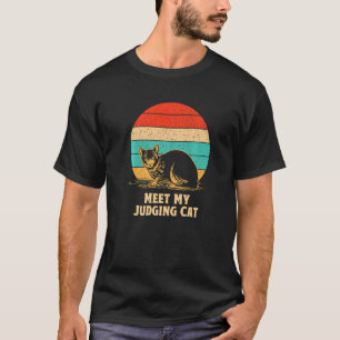 Treffen Sie meine urteilende Katze Kitten Spaß Sar T-Shirt