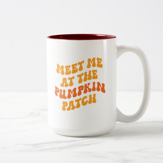 Treffen Sie mich am Pumpkin Patch Zweifarbige Tasse (Rechts)