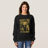 Treffen Sie mich am Strand Surfboard Beach Getaway Sweatshirt (Vorne ganz)