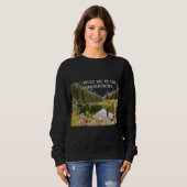 Treffen Sie mich im Gebirge Grafik Sweatshirt (Vorne ganz)