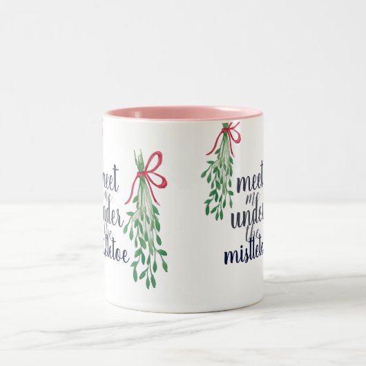 Treffen Sie mich unter der Mistelzweig-Tasse Zweifarbige Tasse (Mittel)