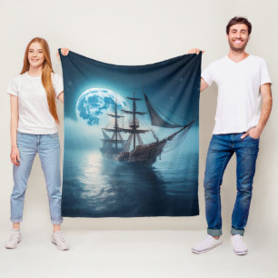 Treibendes Geisterschiff unter Vollmond Fleecedecke