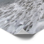 Treibholz an der Küste des französischen Strandes Poster (Ecke)