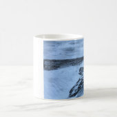 Treibholz auf dem Strand Kaffeetasse (Mittel)