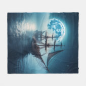 Treibschiff unter Vollmond Fleecedecke (Vorderseite (Horizontal))