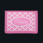 Trellis gemustert rosa Fügen Sie Ihren Namen hinzu Tri-fold Geldbeutel<br><div class="desc">Moderne,  helle Mädchen hellrosa und weiß Trellis gemusterte Geldbörse. Passen Sie diese Geldbörse oder Brieftasche mit Ihrem Namen und Ihrer Familie Initial an. Derzeit liest Trinity C. Ideal personalisiert benannten Geschenk für Mädchen und Frauen. Entworfen von Sarah Trett.</div>