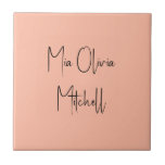 Trend Color Soft Peach Name Keramik Tile Fliese<br><div class="desc">Die trendige Federschattierung: Weiche Pastelpfirsichfarben. Entspannen Sie in der Wohngestaltung mit unserer modernen und stilvollen Keramik-Kachel, die in einem hübschen, handgeschriebenen Schriftart in klassischem Schwarz einen individuellen Namen trägt und wie eine Signatur aussieht. Das elegante und minimalistische Design in kräftigen Farben verleiht zeitlosen Anklang und ist somit perfekt für den...</div>