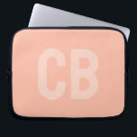 Trend Color Soft Peach Notebook Sleeve<br><div class="desc">Die trendige Frühlingsfarbe: Soft Peach. Moderner und stilvoller Laptop-Sleeve mit individualisierbarem Monogramm in einem minimalistischen Schriftart. Das schlichte und saubere Design in einer soliden Farbe bietet einen zeitlosen und klassischen Anklang. Entdecken Sie unsere Frühlingsfarben für weitere Produkte in der gleichen Farbe oder entdecken Sie andere stilvolle Farben, die zu Ihrem...</div>