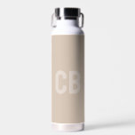 Trend Color Soft Taupe Monogramm Wasserflasche Trinkflasche<br><div class="desc">Die trendige Frühlingsfarbe: Soft Taupe. Moderne und stilvolle Wasserflasche mit individualisierbarem Monogramm in modernem Schriftart und hellbeige Farbe. Das schlichte und saubere Design in einer soliden Farbe bietet einen zeitlosen und klassischen Anklang. Entdecken Sie unsere Frühlingsfarben für weitere Produkte in der gleichen Farbe oder entdecken Sie andere stilvolle Farben, die...</div>