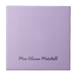 Trend Color - Weicher Violett Keramik Tile Fliese<br><div class="desc">Die lebendige Frühlingsschattierung: Weiche Violette. Entspannen Sie in der Wohngestaltung mit unserer modernen und stilvollen Keramik, die einen individuellen Namen in einem hübschen, handgeschriebenen Schriftart trägt. Das elegante und minimalistische Design in kräftigen Farben verleiht zeitlosen Anklang und ist somit perfekt für den persönlichen Gebrauch oder als nachdenkliches Geschenk für Freunde,...</div>