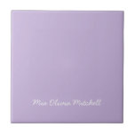 Trend Color - Weicher Violett Keramik Tile Fliese<br><div class="desc">Die lebendige Frühlingsschattierung: Weiche Violette. Entspannen Sie in der Wohngestaltung mit unserer modernen und stilvollen Keramik, die einen individuellen Namen in einem hübschen, handgeschriebenen Schriftart trägt. Das elegante und minimalistische Design in kräftigen Farben verleiht zeitlosen Anklang und ist somit perfekt für den persönlichen Gebrauch oder als nachdenkliches Geschenk für Freunde,...</div>