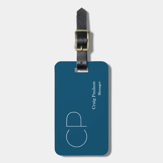 Trendblau weiß Minimalistisch Modern Monogram Gepäckanhänger (Vorderseite vertikal)