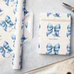 Trendblauer Bow Personalisiert mit Name Monogram Geschenkpapier<br><div class="desc">Verwandeln Sie Ihre Geschenke in eine stilvolle Affäre mit unserem trendy Blue Bow Personalisiert mit Name Monogram Wrapping Paper. Dieses elegante Verpackungspapier zeichnet sich durch einen eleganten, prächtigen, blauen Coquette-Bogen aus, der die trendige Coquette-Ästhetik, die den ganzen Zorn ausmacht, perfekt einfängt. Dieses mit einem Aquarellbogen-Motiv entworfene Packpapier verleiht Ihren Geschenken...</div>