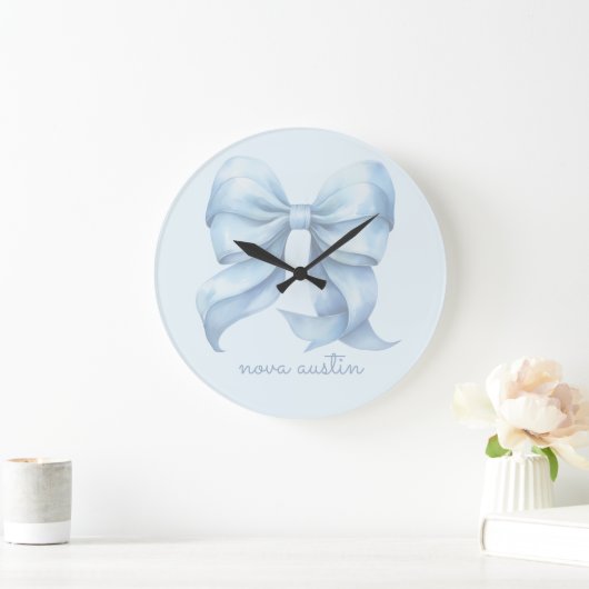 Trendblauer Bow Personalisiert mit Name Monogram Große Wanduhr (Zuhause)